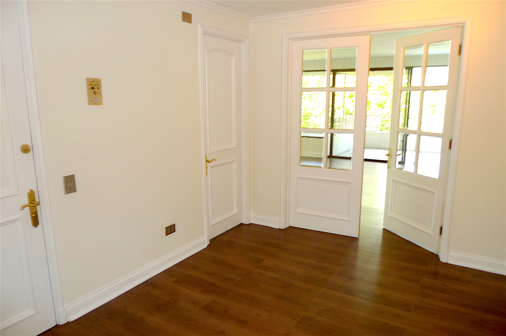 Luis Carrera Frente al club de Polo